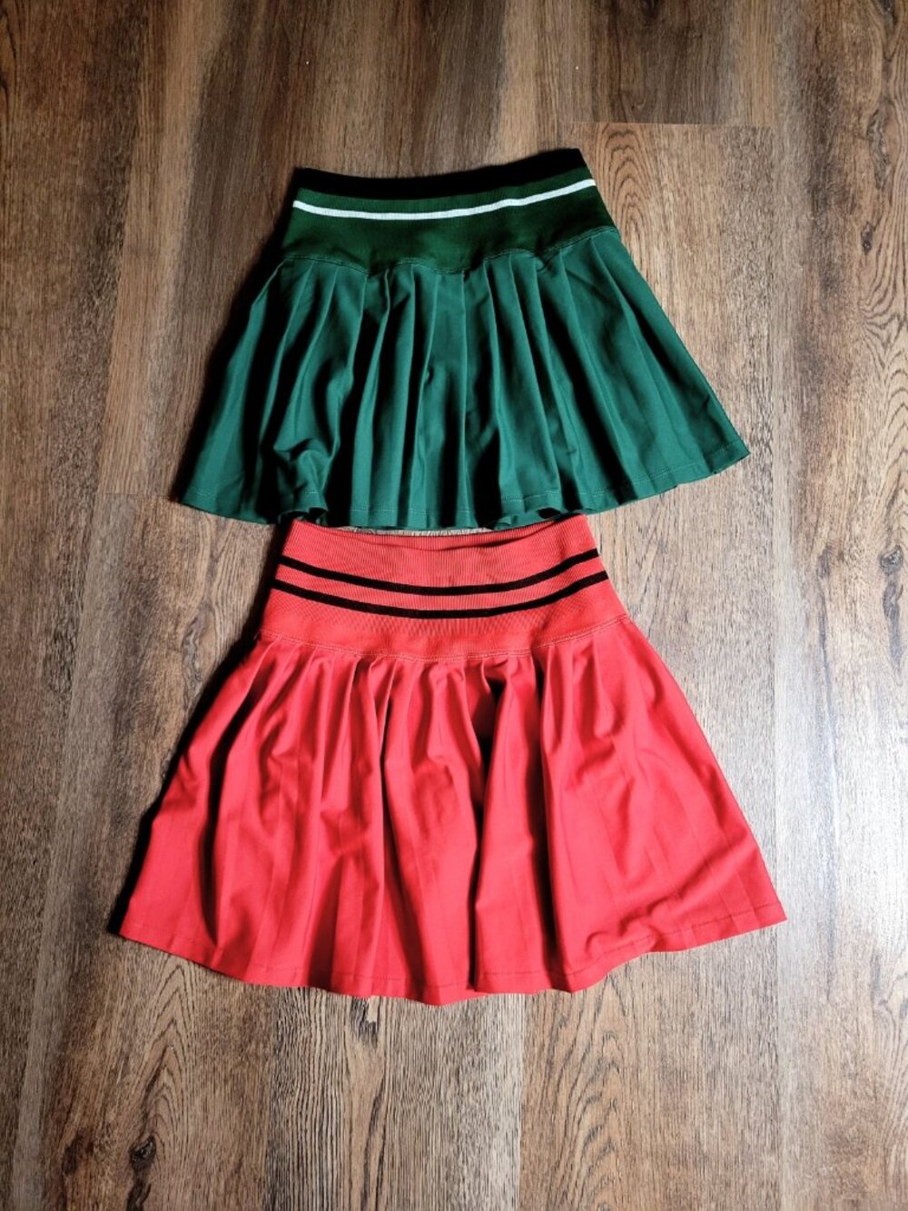 Attarco High Waist Skort Womens Small Pleated Red Green Tennis Skirt Set of 2